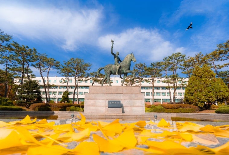 Bức tượng người tiên phong (선구자상) tượng trưng cho khát vọng trở thành người dẫn đầu thời đại của Đại học Ajou.