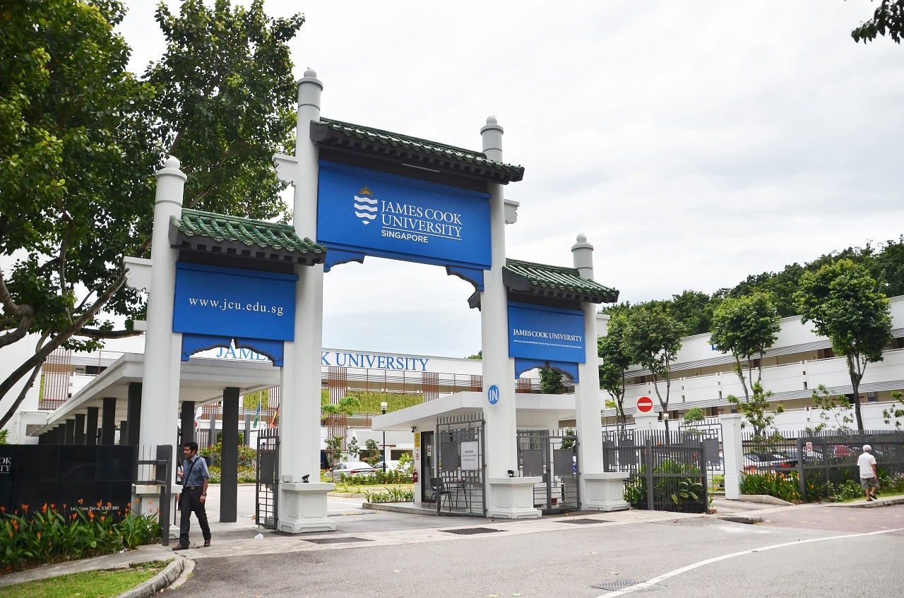 Trong khi đó Jamescook thuộc top các trường đại học tư thục hàng đầu của Singapore