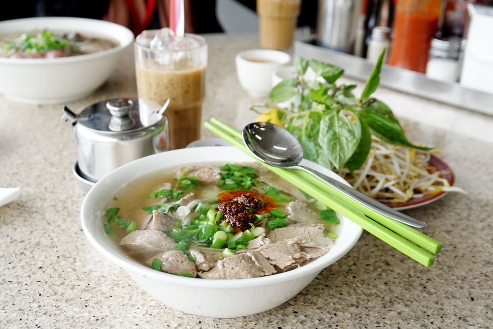 Khi du học Úc, sự khác biệt về ẩm thực là một khó khăn mà du học sinh cần phải thích nghi. Trong khi đó, những món ăn đặc sản Việt Nam thường được bán với giá khá đắt đỏ.